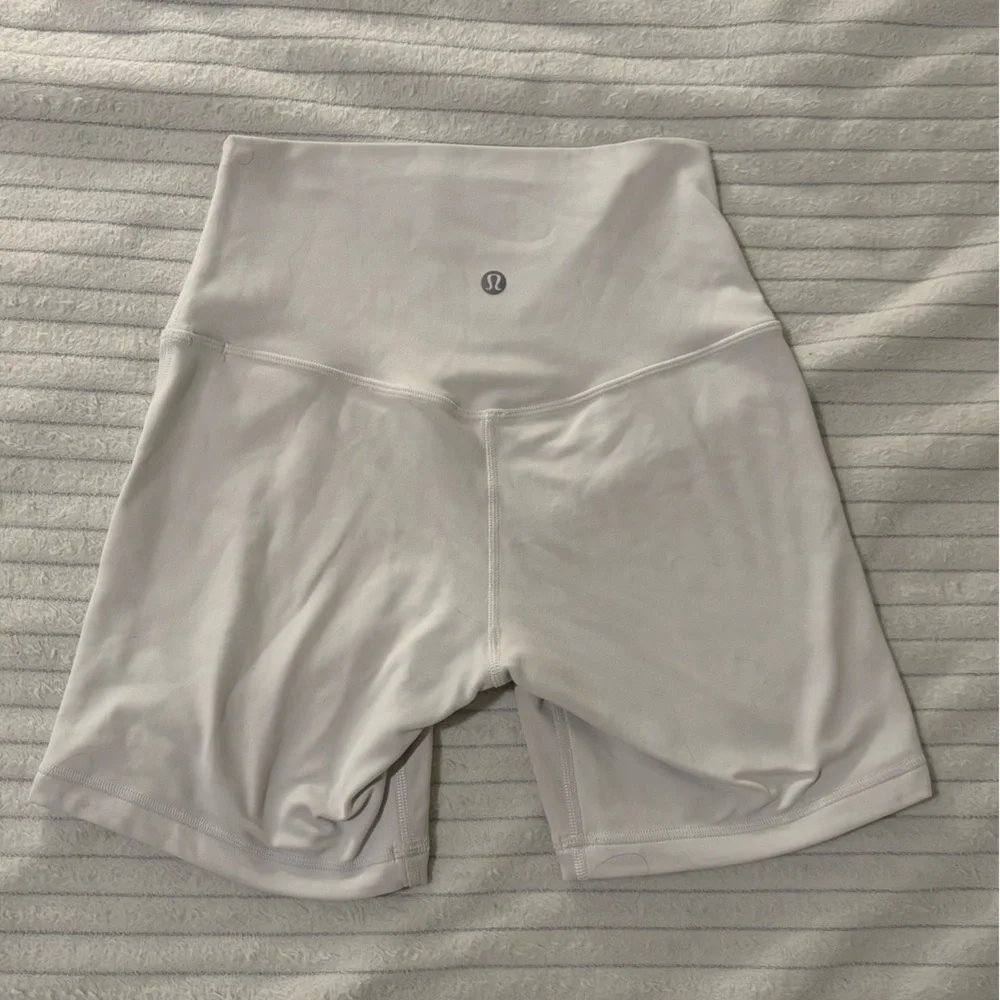 Lululemon white 6” inseam biker shorts -
SIZE 4 - Picture 2 of 5